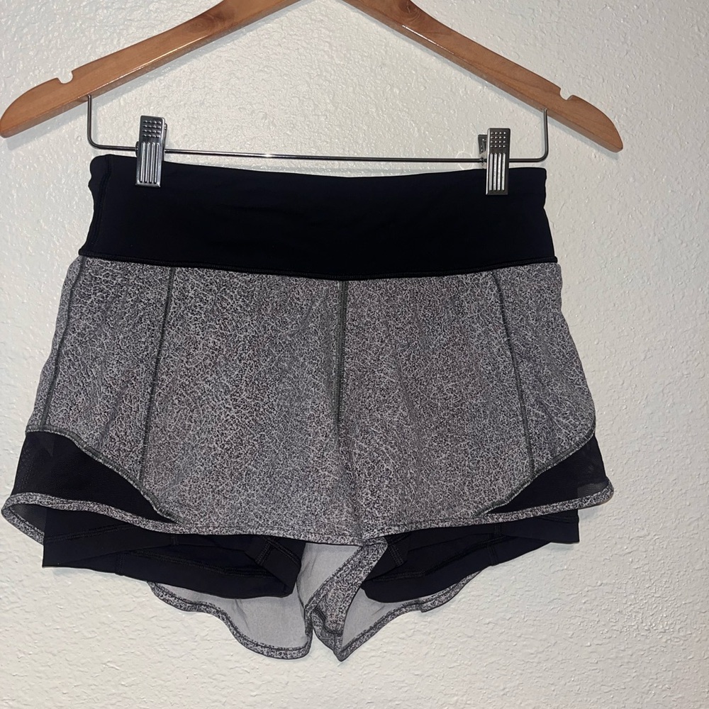 Lululemon Hotty Hot Short Fractal Alpine White Black / Black